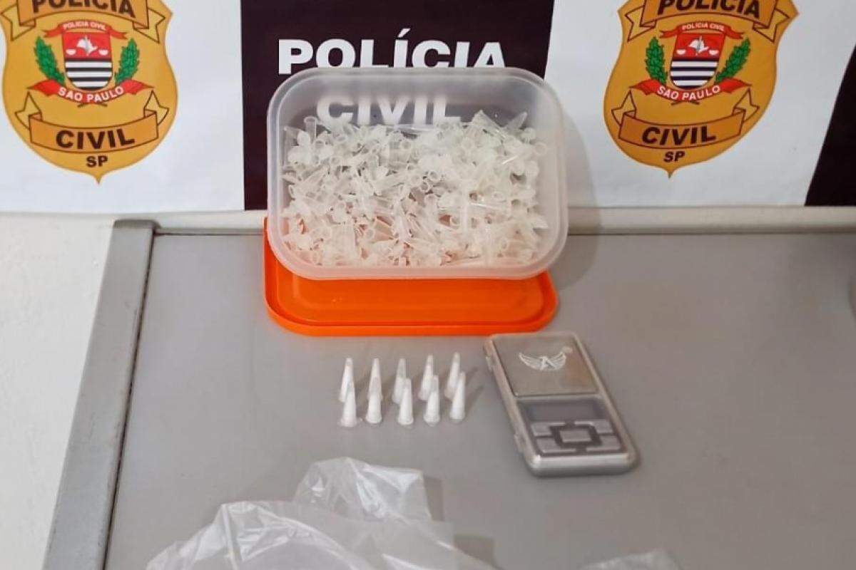 Pinos com cocaína e embalagens vazias apreendidos durante a operação