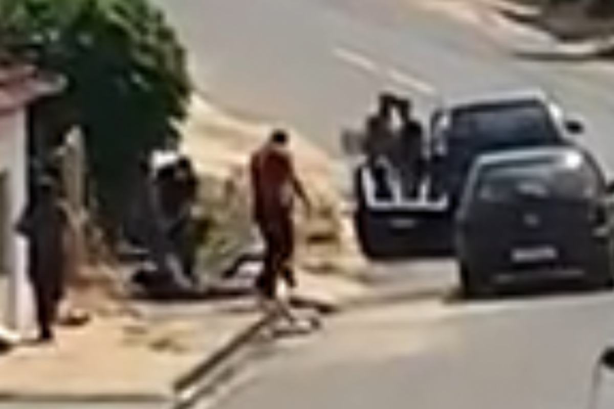 Homem foi flagrado na calçada ao deixar imóvel com objetos