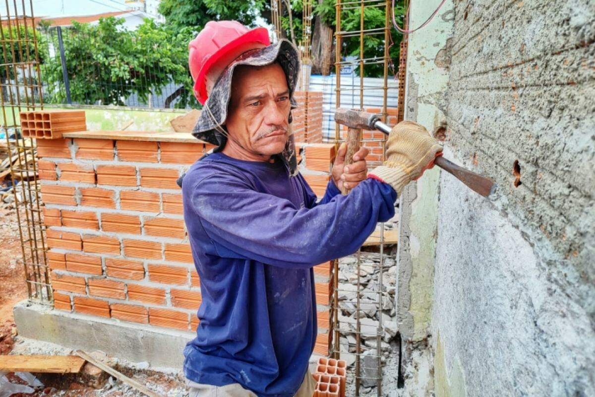 Giovani Pereira da Silva trabalha na equipe de obras que constrói a futura sede da CPJ