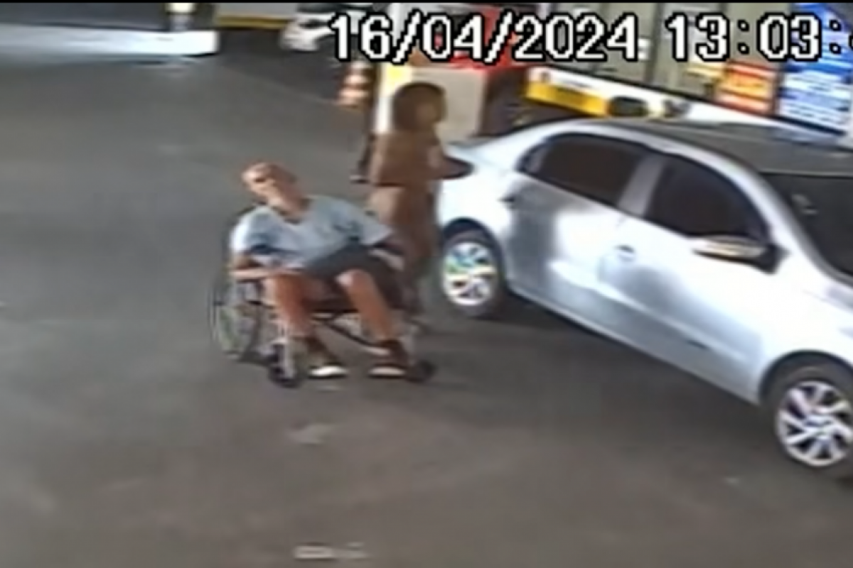 Novas imagens divulgadas mostram Erika chegando ao banco com o tio na cadeira de rodas. Ele já está com a cabeça caída e não aparenta estar vivo.