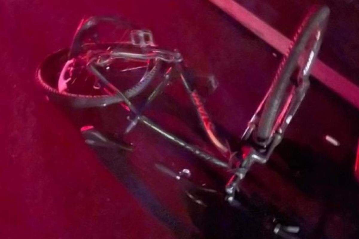 Bicicleta avariada após a batida