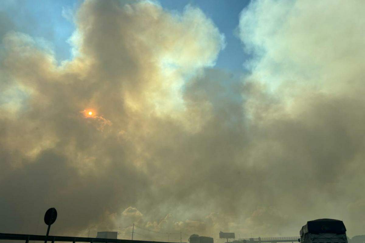 Fumaça do incêndio tomou parte da Rodovia Anhanguera (SP-330), em Sumaré, na tarde desta sexta-feira, 5