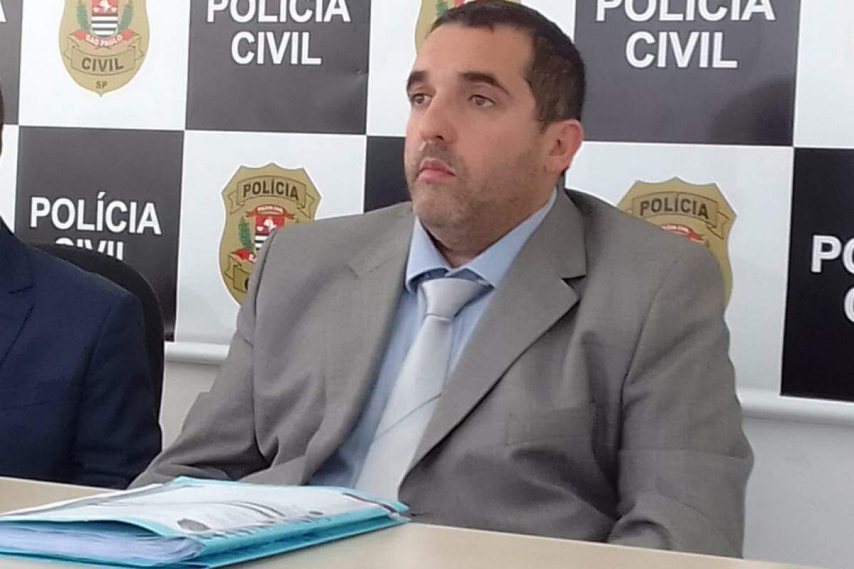 O delegado Roberto Camargo pediu a prisão e os detetives estão atrás do suspeito