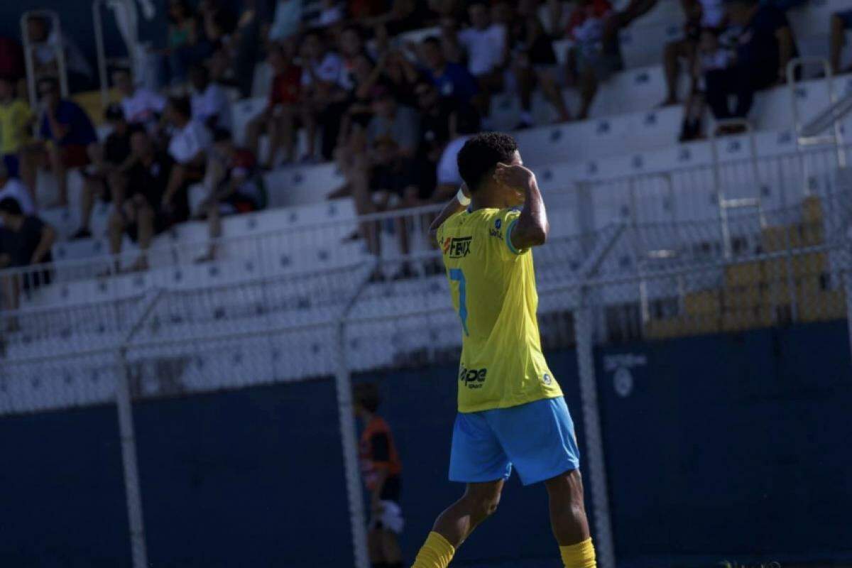 Comemoração de um dos gols da AEA na partida em Tupã