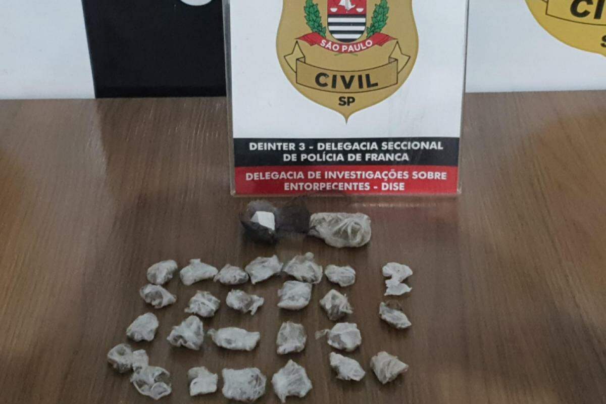 Uma porção de cocaína, 25 porções de maconha e 3 pedras de crack foram apreendidos pela Dise