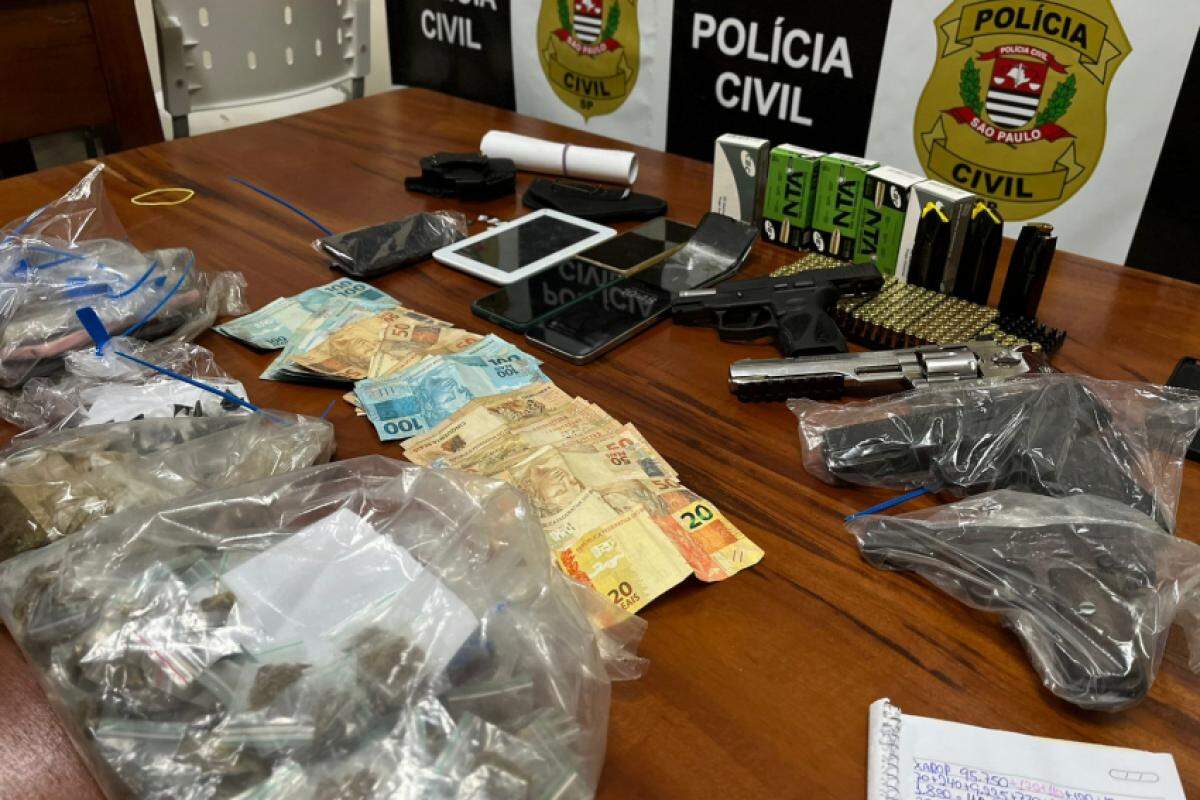 Armas, drogas e material do crime apreendidos pela polícia