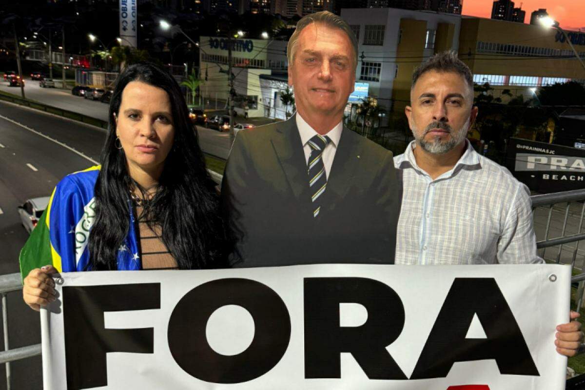 Deputada segura display do ex-presidente e pede 'Fora Lula'