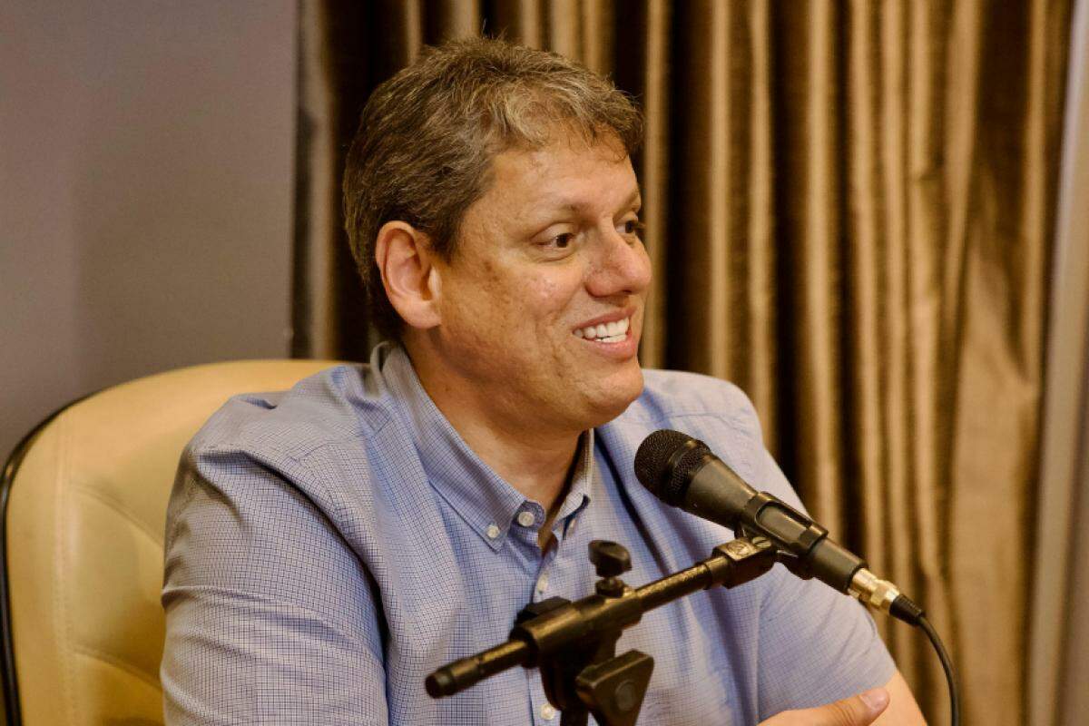 O governador Tarcísio de Freiras durante entrevista ao Portal GCN, da Rede Sampi
