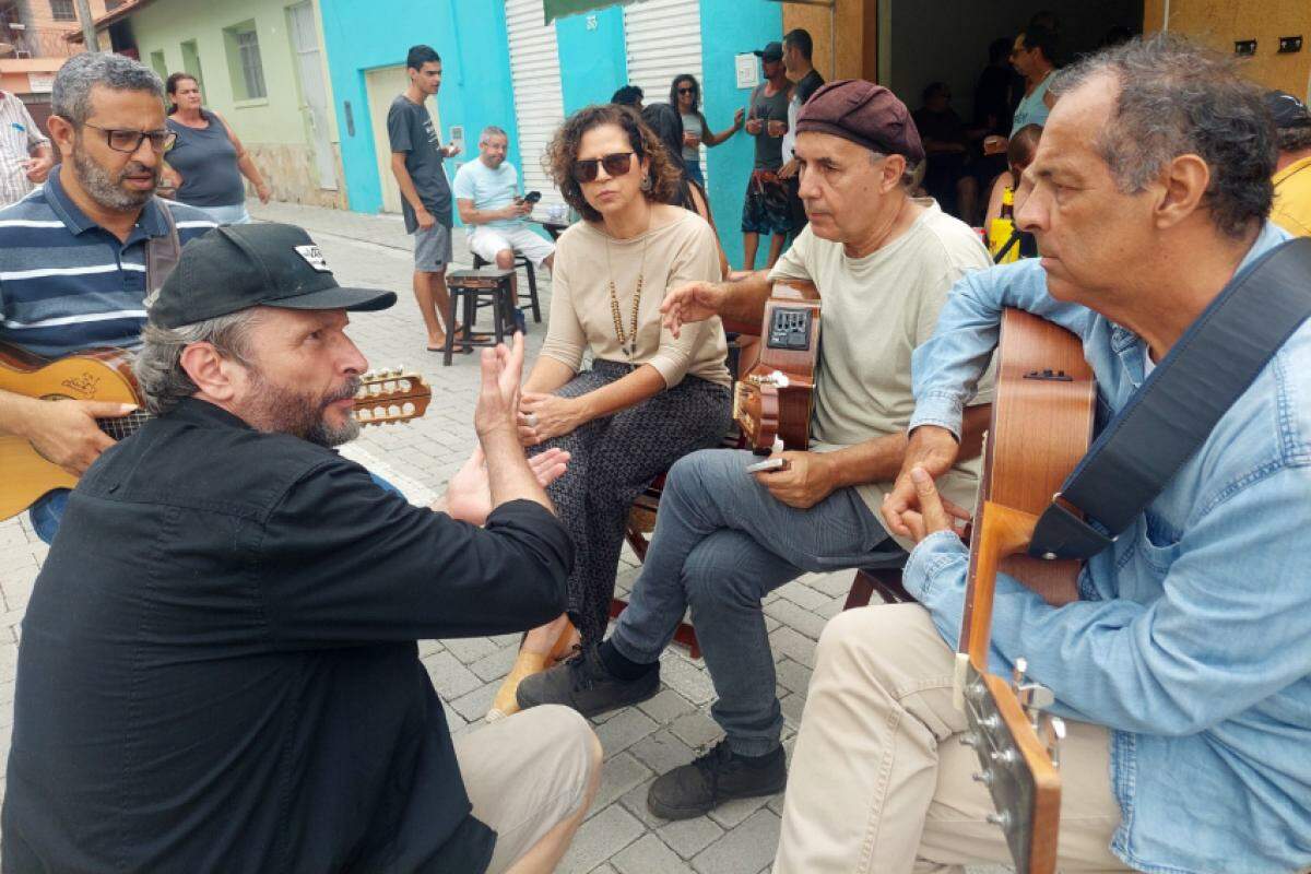 Zoran conversa com músicos, amigos de João Rural, antes de gravação em Paraibuna