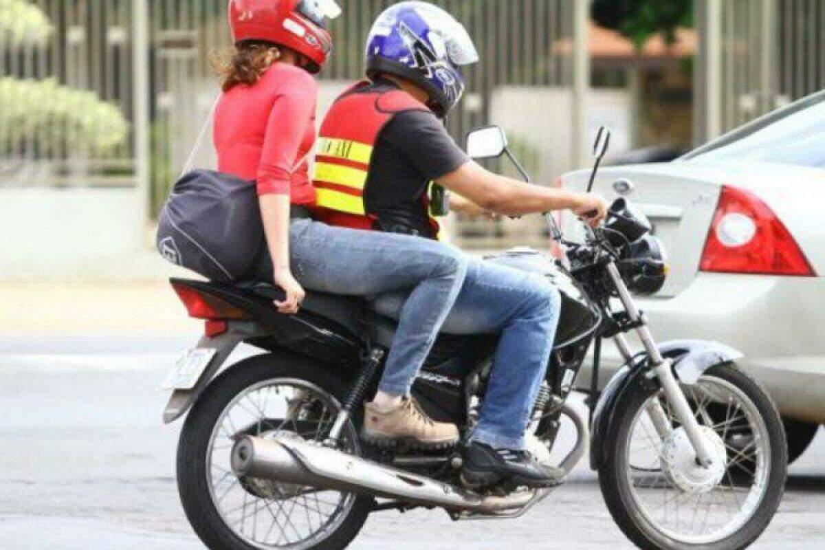 No município, não há uma lei que regulamente ou proíba o transporte por aplicativo com moto, então operadoras seguem legislação brasileira