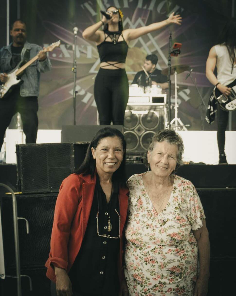 Com a mãe, Suely Vieira, e a avó Nena em show da banda Áries (crédito: Arquivo pessoal)