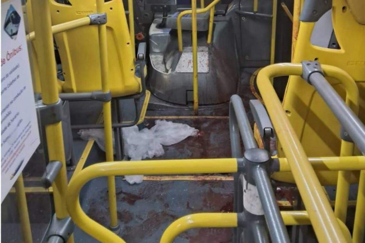 Ônibus ficou ensanguentado após o crime