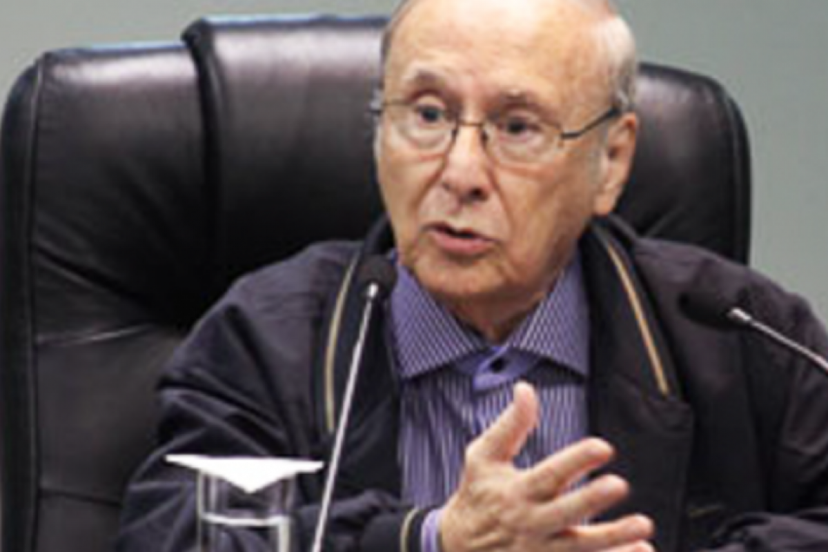 Ele era professor visitante da UFSC (Universidade Federal de Santa Catarina) e tinha 94 anos.