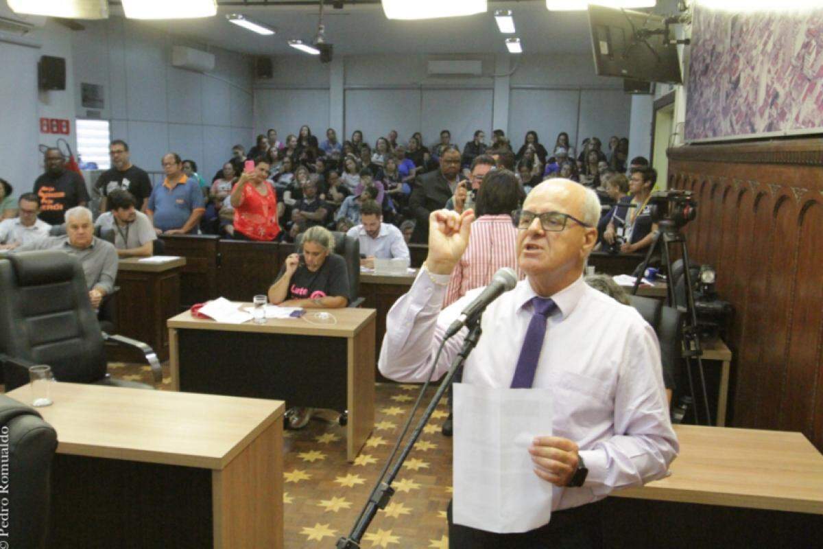 O advogado José Francisco Martins, que assina ação do Sinserm, durante audiência na Câmara sobre o piso do magistério