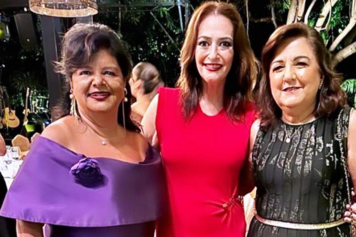 Sempre elegantes, elas esbanjaram simpatia em noite de festa. Luiza Helena Trajano, Teresa Cristina Bittar e Dora Bittar, queridas! 
