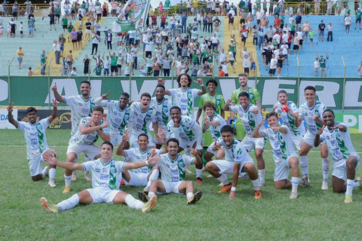 Jogadores da Francana junto à torcida após partida pelas quartas de final do Campeonato Paulista A4