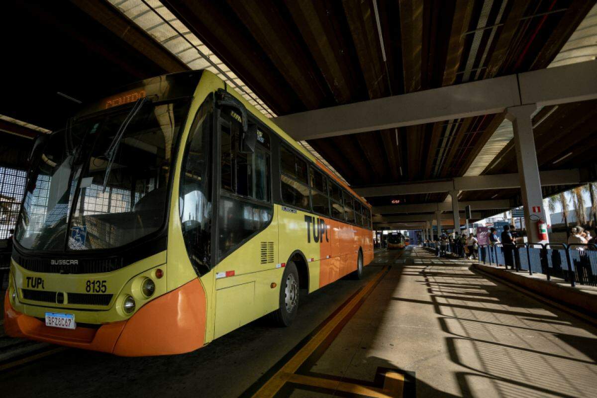 Quanto à linha 405, de segunda a sexta-feira, os ônibus sairão do ponto de conexão para o Paredão Vermelho
