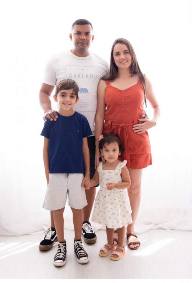 César Felipe, a esposa Aline Carvalho e os filhos Enzo (10) e Ester (4) (crédito: Arquivo pessoal)