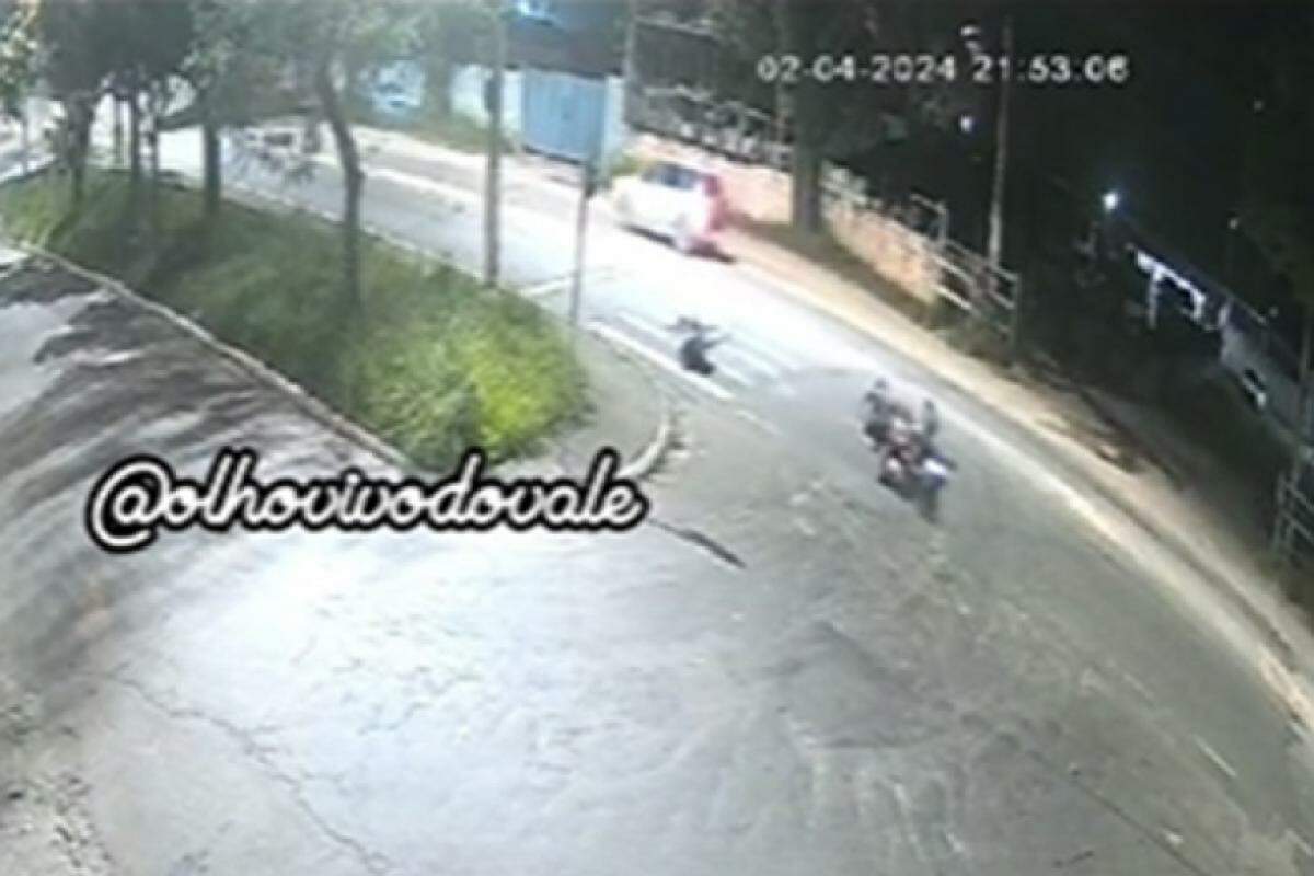 Logo após a queda da bicicleta, a vítima foi atingida pela motocicleta com dois ocupantes