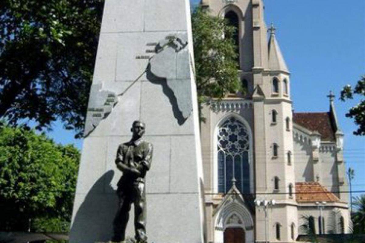 Monumento na Praça Siqueira Campos homenageia o aviador (foto ampliada no final)