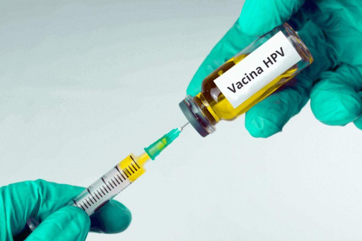 Crianças e adolescentes de 9 a 14 anos devem receber uma dose da vacina HPV. Adolescentes de 15 a 19 anos que não foram vacinados anteriormente também devem