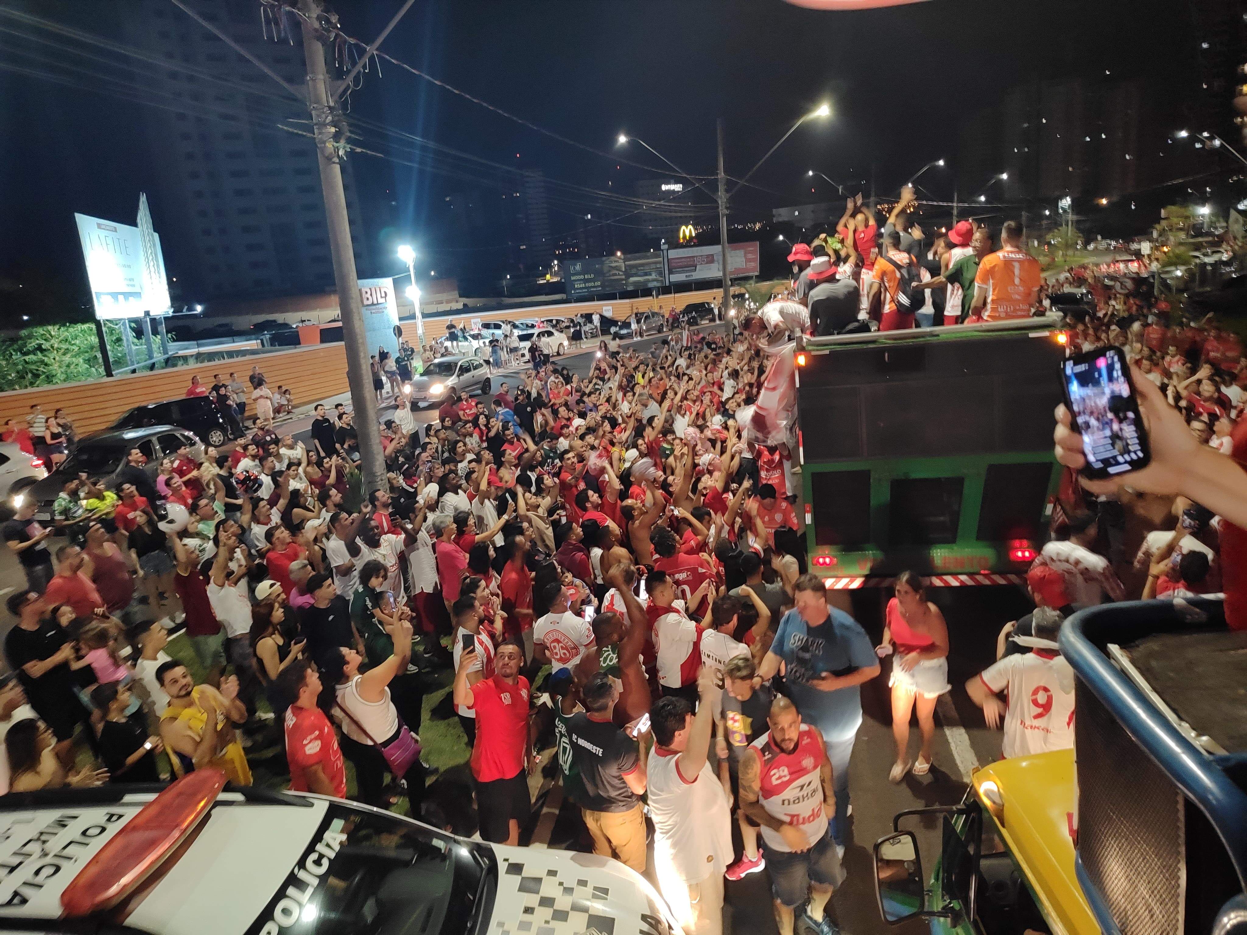 Milhares de torcedores próximos da Praça do Avião (foto: Bruno Freitas)