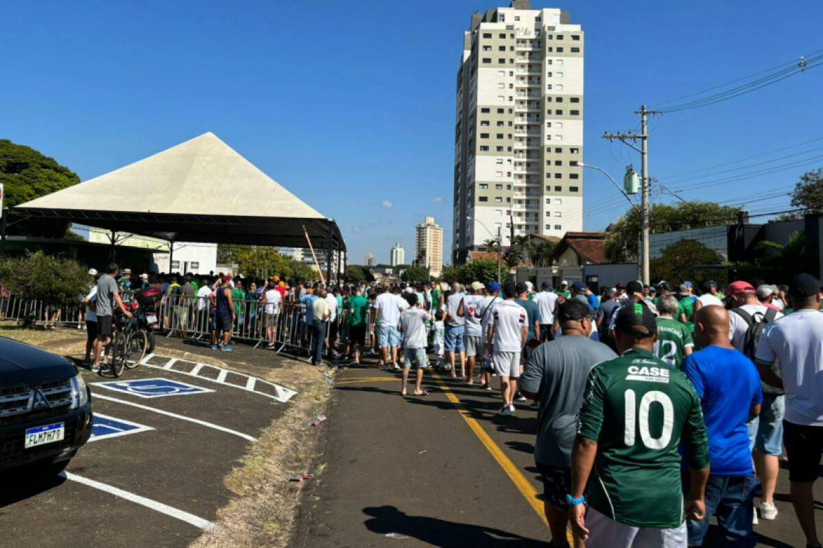 Estádio Municipal Doutor José Lancha Filho, o Lanchão: fila para entrada no estádio a poucos minutos do jogo