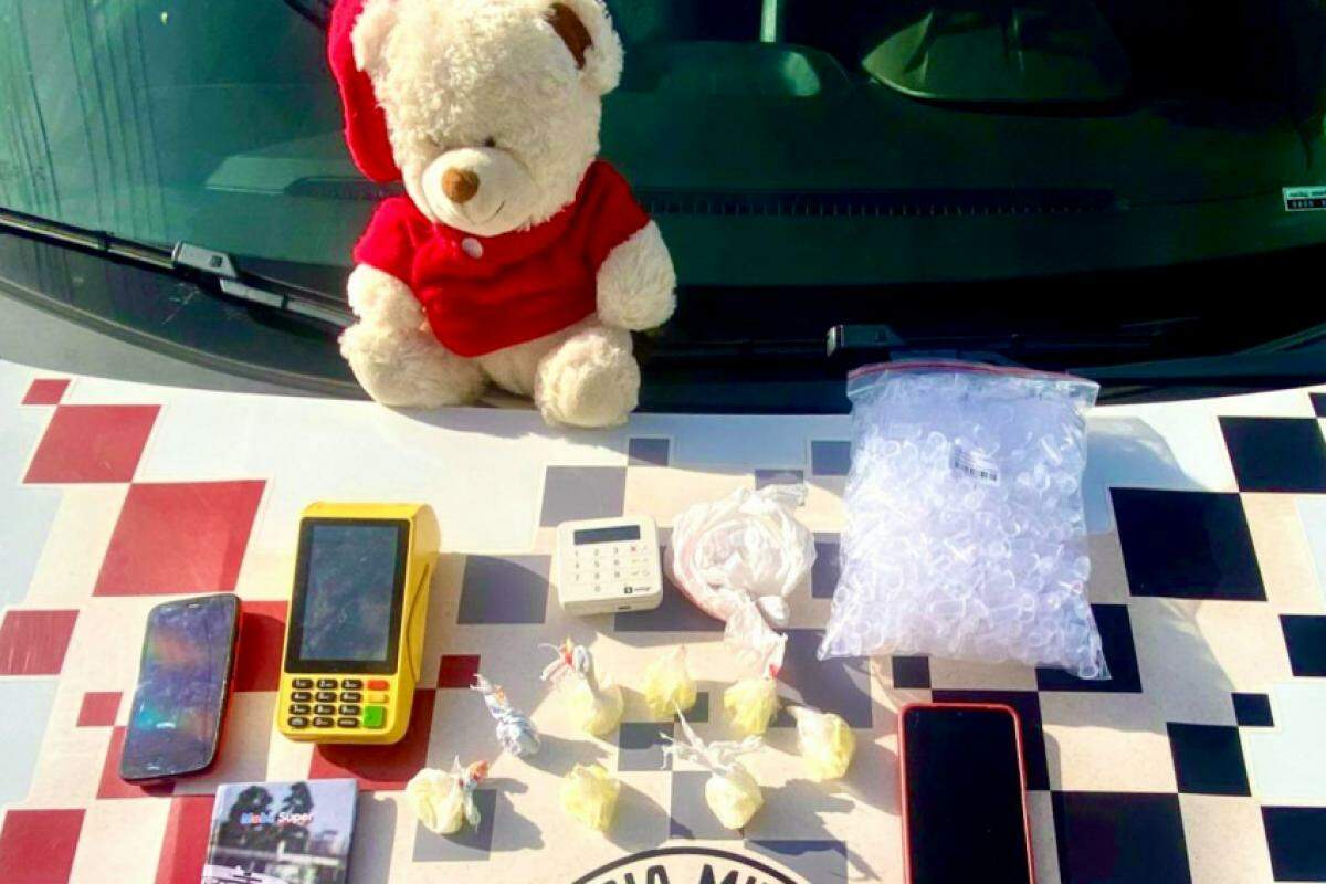 Foram encontrados 72 eppendorfs com cocaína dentro de um urso de pelúcia, uma embalagem com eppendorfs vazios, aparelhos celulares e máquinas de cartão