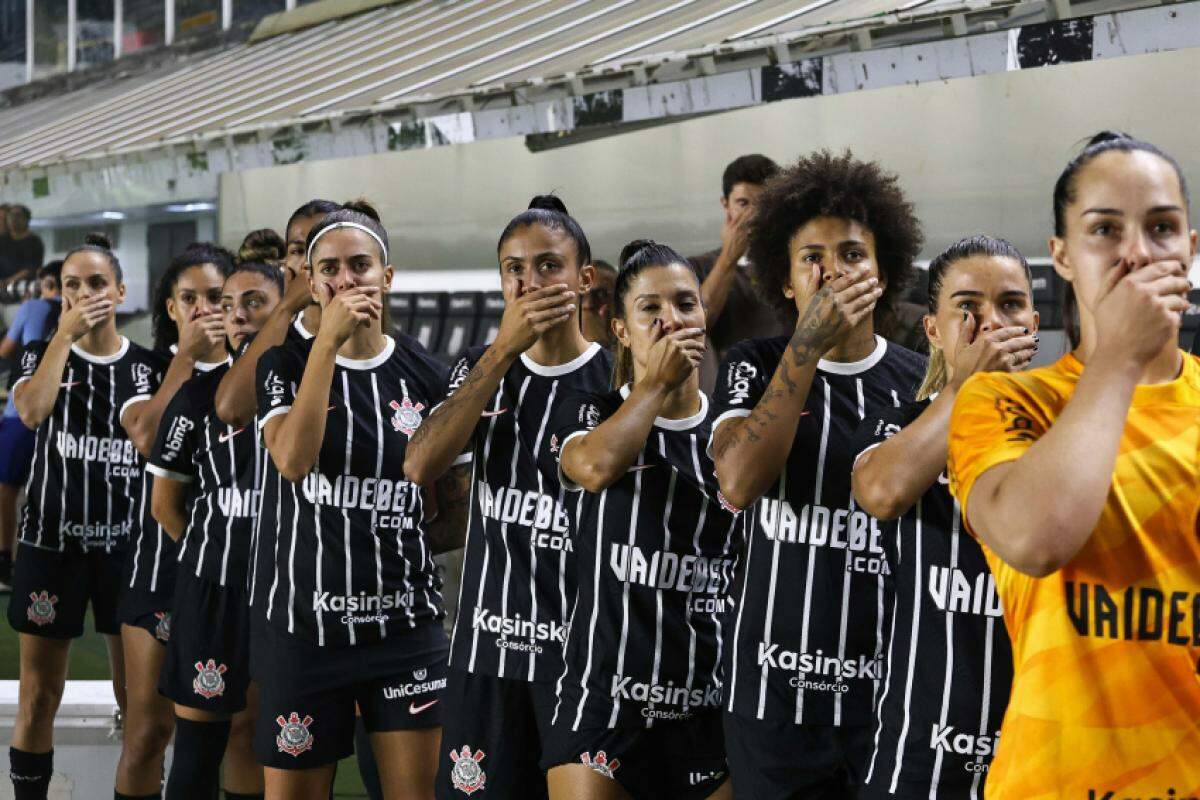 Como forma de protesto contra a recontratação de Lima, jogadoras do Corinthians (foto), Palmeiras e Avaí se manifestaram durante a rodada do Brasileiro