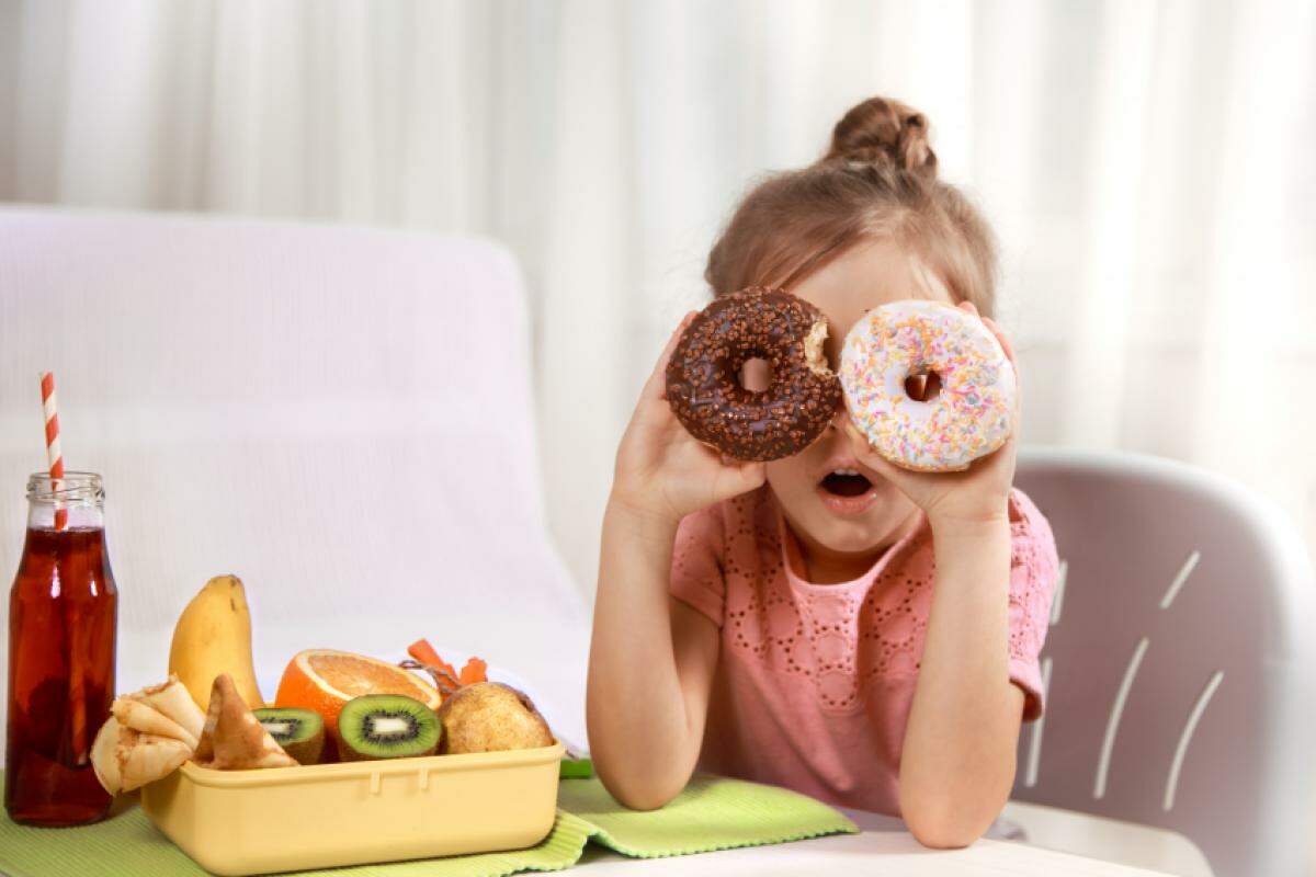 Sem supervisão, crianças trocam facilmente alimentos saudáveis por outros mais calóricos e gordurosos