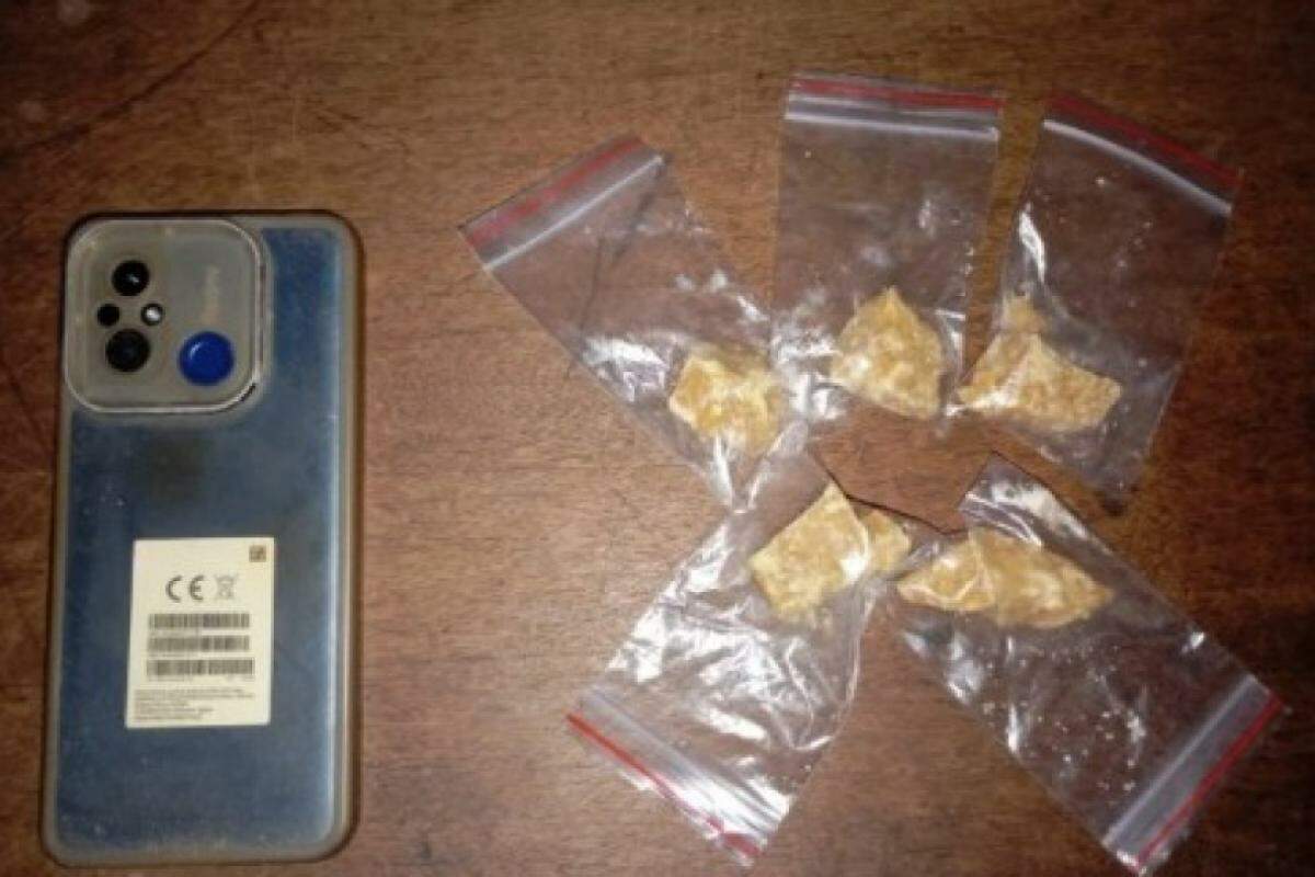 Durante a abordagem, os policiais encontraram cinco sacos plásticos com oito porções de crack