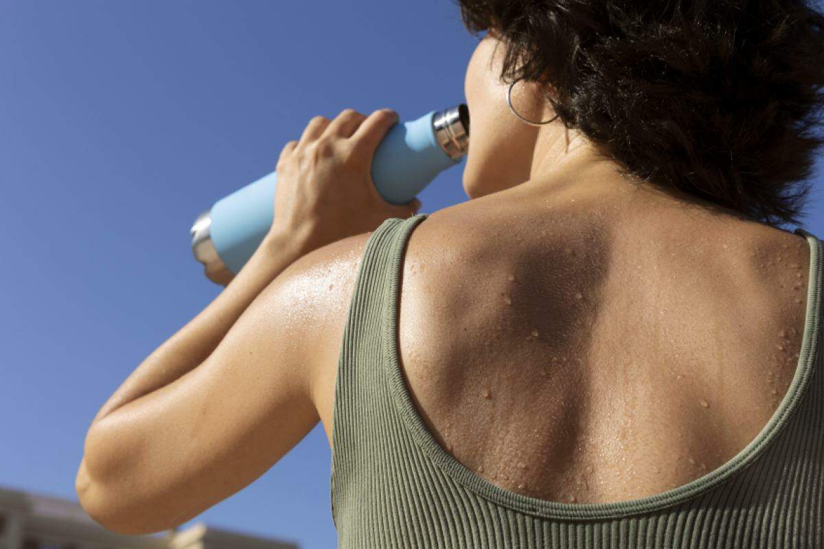 É preciso hidratar-se bem, já que a desidratação ocasionada pela maior sudorese também é um problema para o organismo