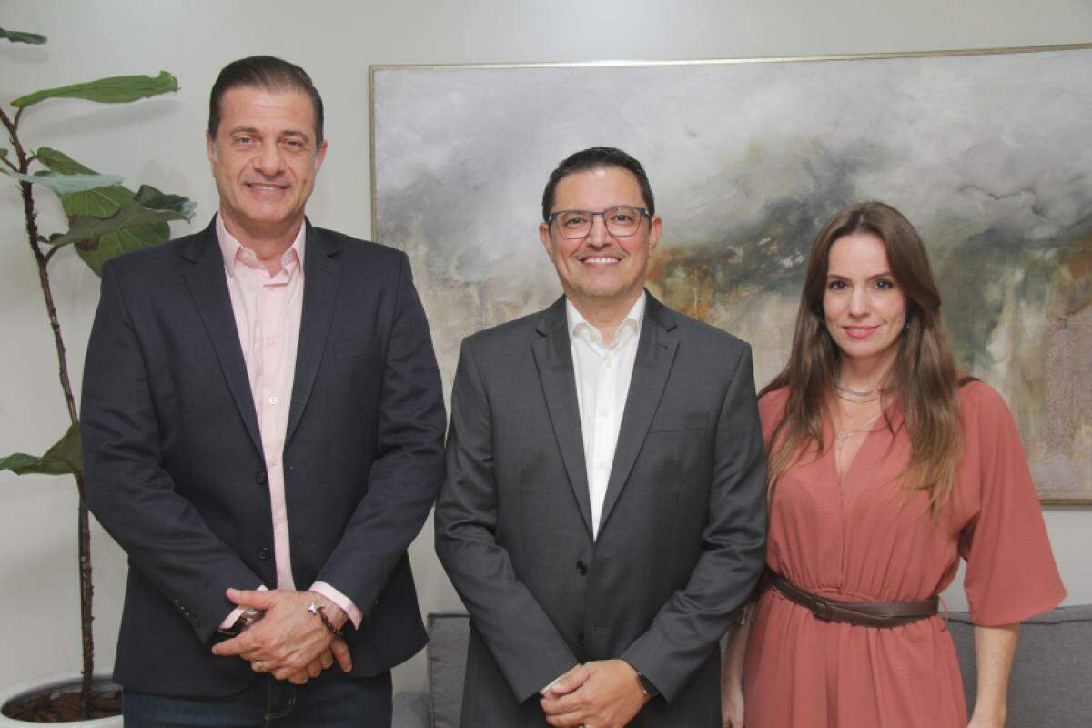 Alexandre Colim, assessor de imprensa, Marlon Barbosa, CEO, e Claudia Tanganelli, gerente de Marketing 