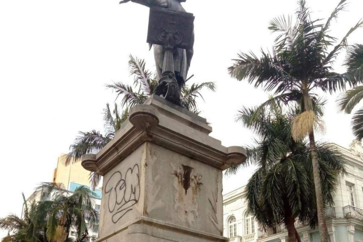 Monumento-túmulo de Carlos Gomes depredado