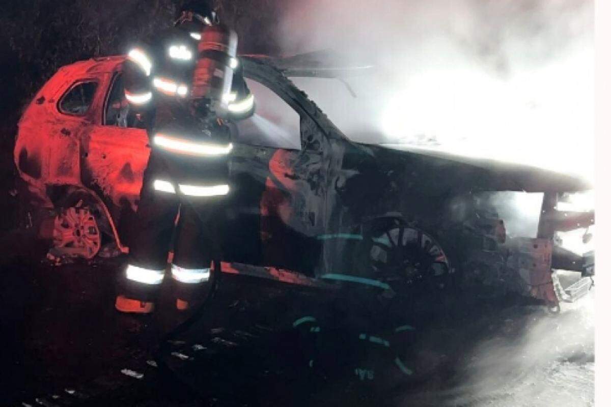 Um dos veículos da quadrilha foi queimado durante a fuga pela SP 304