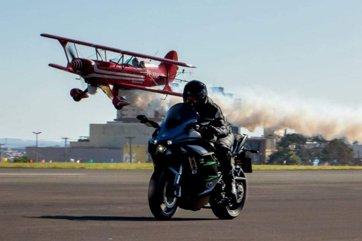 Piloto da moto, Italo Mendes, e do avião, Igor Reis, da esquadrilha ACRO; na imagem  acima, apresentação em Bauru; ao lado, cena do filme 'Top Gun', com Tom Cru