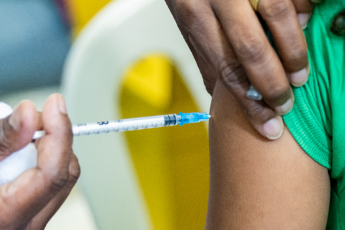 As doses da vacina estão disponíveis em todas as Unidades Básicas de Saúde (UBS) da cidade