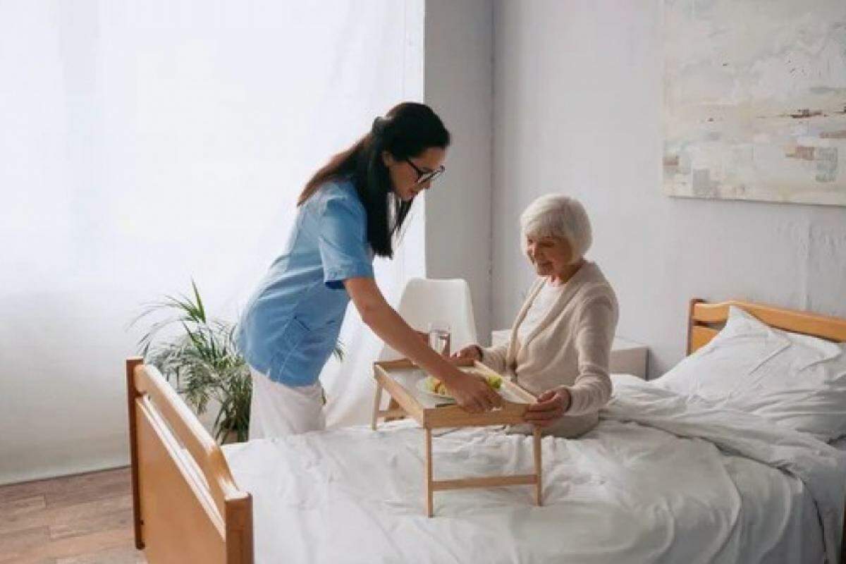 O papel do enfermeiro geriatra se destaca como crucial para garantir o bem-estar e a qualidade de vida dos idosos.