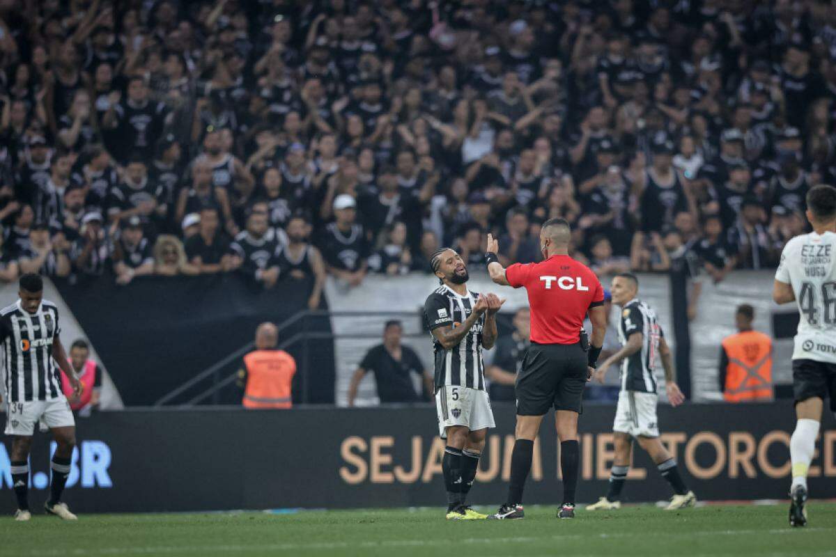 Na partida entre Corinthians e Atlético-MG, o árbitro errou no excesso de rigor