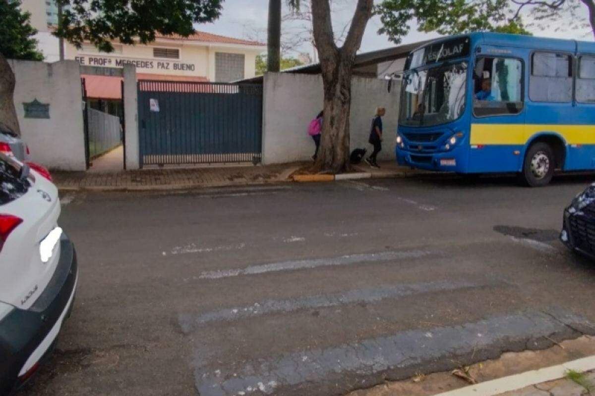 Na entrada principal da escola pela rua Xingu a faixa está quase completamente apagada
