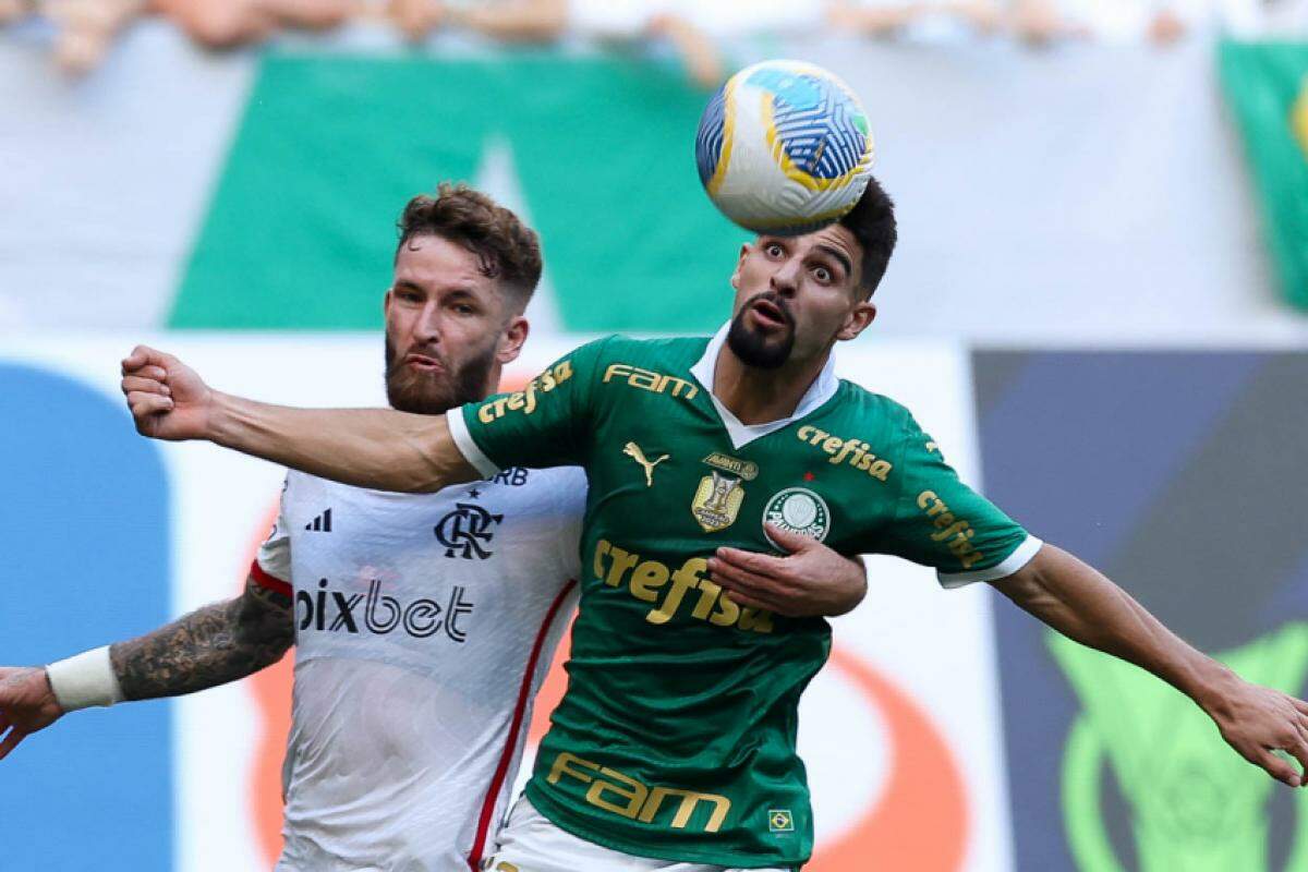 Flaco López, do SE Palmeiras, disputa bola com Lé Pereira, do Flamengo, durante partida válida pela terceira rodada do Campeonato Brasileiro