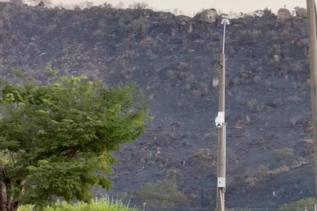 Foto feita da Rodoviária de Jundiaí mostra o Morro da Baleia devastado pelo fogo