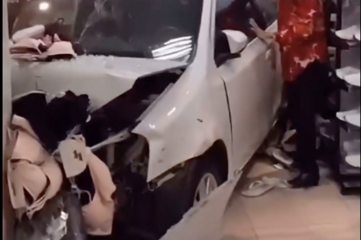 Um vídeo do acidente mostra destruição causada pelo carro. 