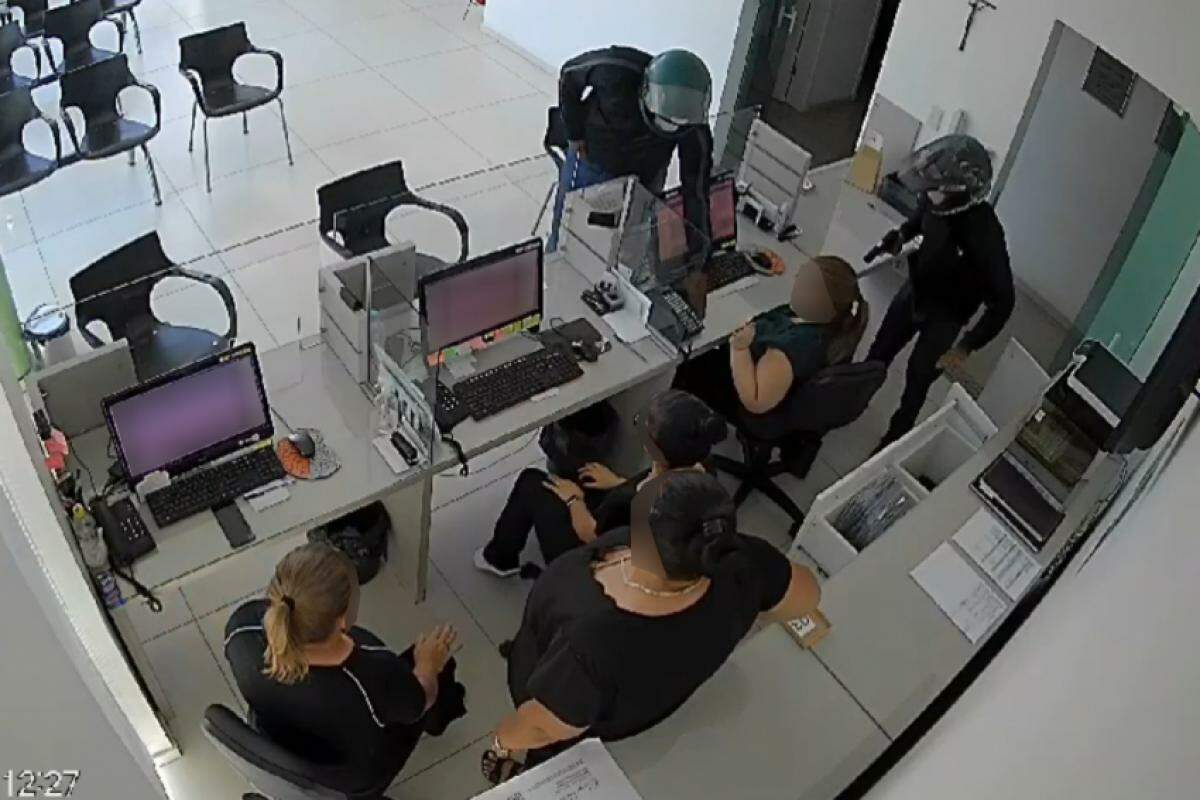 Assaltantes na clínica em Guará