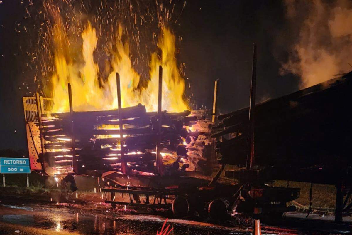 As chamas consumiram os três semirreboques e 70 toneladas em toras