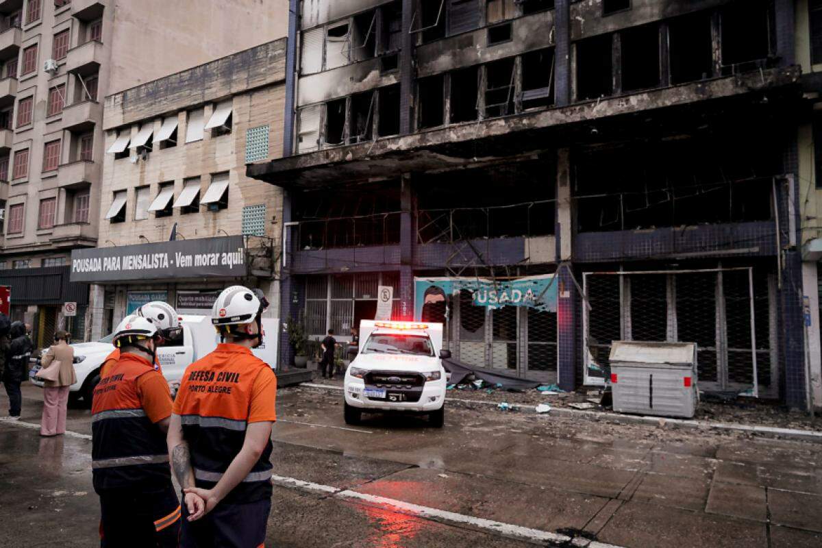 Incêndio deixou 10 mortos na madrugada desta sexta-feira (26), em Porto Alegre