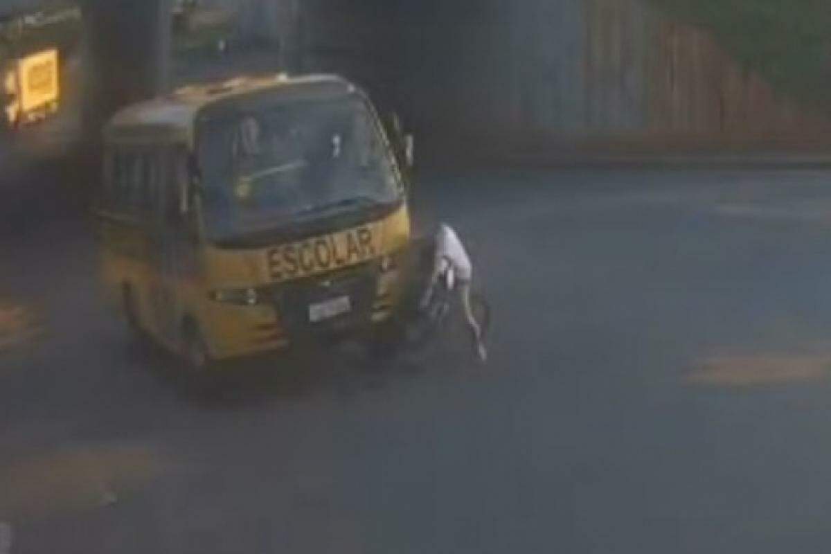 Imagem mostra momento do acidente na avenida Domenico Ráo