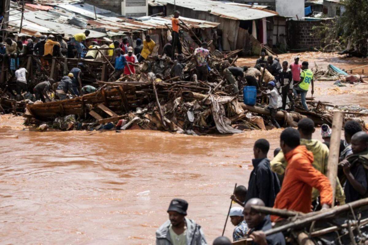 A barragem rompeu perto da cidade da localidade de Mai Mahiu, na região de Nakuru, a 100 quilômetros de Nairóbi; inúneras casas foram destruídas
