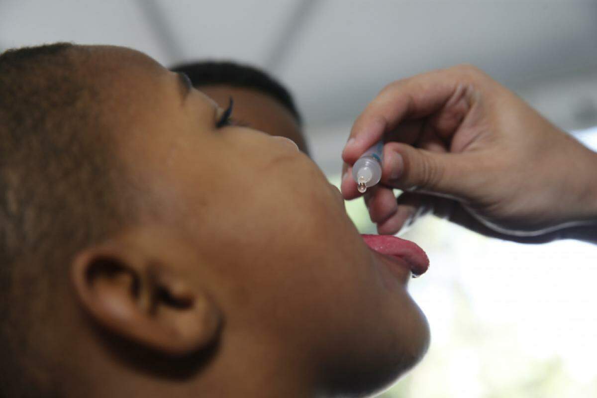 No ano passado, a cobertura da primeira dose contra pólio chegou a 84%, um aumento de 7 pontos percentuais em relação a 2022