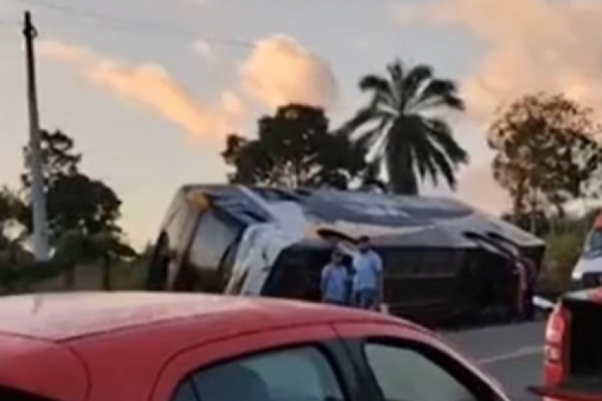 O ônibus da empresa RM Turismo saiu do Rio de Janeiro com destino a Porto Seguro, bateu num barranco e tombou